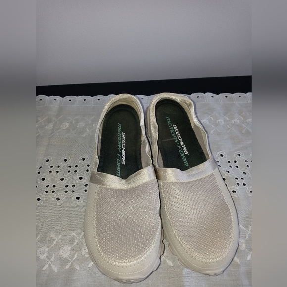 Skechers memory foam size 7 - Picture 3 of 4